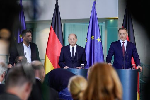  Pressestatements Scholz, Habeck, Lindner Pressestatements von
Bundeskanzler Scholz, Bundesminister Habeck und Bundesminister
Lindner, wegen Verfassungsgerichtsurteil Berlin Berlin GER *** Press
statements Scholz, Habeck, Lindner Press statements by Federal
Chancellor Scholz, Federal Minister Habeck and Federal Minister
Lindner, due to Constitutional Court ruling Berlin Berlin GER / Die
Verwendung dieses Bildes für redaktionelle Zwecke ist unter
Beachtung aller mitgeteilten Nutzungsbedingungen zulässig und dann
auch honorarfrei. Veröffentlichung ausschließlich mit
Bildrechte-Hinweis.