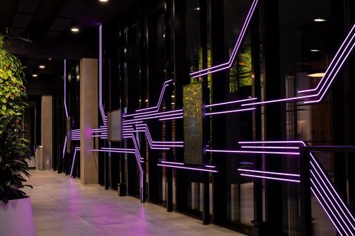 Das internationale Hightech-Unternehmen AT&S mit
Sitz in Leoben setzt ein sichtbare Zeichen für Inklusion: Ein mit
Ars Electronica entwickeltes Hightech-Beleuchtungselement, das den
Leiterbahnen auf einer Leiterplatte nachempfunden ist und den
Eingangsbereich des neuen Headquarters bestrahlt, leuchtet von
Donnerstag, 30. November, bis Montag, 4. Dezember, in Lila und
schickt lila Licht die Leiterbahnen entlang, um die Wertschätzung
von AT&S für die Leistungen und Anliegen von Menschen mit
Behinderung zum Ausdruck zu bringen
