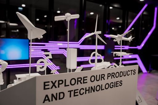 Vorschau Bild von Das internationale Hightech-Unternehmen AT&S mit
Sitz in Leoben setzt ein sichtbare Zeichen für Inklusion: Ein mit
Ars Electronica entwickeltes Hightech-Beleuchtungselement, das den
Leiterbahnen auf einer Leiterplatte nachempfunden ist und den
Eingangsbereich des neuen Headquarters bestrahlt, leuchtet von
Donnerstag, 30. November, bis Montag, 4. Dezember, in Lila und
schickt lila Licht die Leiterbahnen entlang, um die Wertschätzung
von AT&S für die Leistungen und Anliegen von Menschen mit
Behinderung zum Ausdruck zu bringen