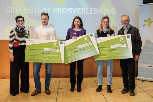 (v.l.n.r.) Sektionschefin Henriette Spyra, Leiterin
der Sektion III „Innovation und Technologie“ im Bundesministerium
für Klimaschutz, Umwelt, Energie, Mobilität, Innovation und
Technologie (BMK) , TOP3 greenstars 2023 und Bernd Vogl,
Geschäftsführer Klima- und Energiefonds
