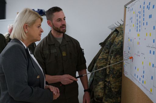 Bundesheer: Verteidigungsministerin Klaudia Tanner
besuchte die größte Simulationsübung des Bundesheeres 2023 an der
Militärakademie