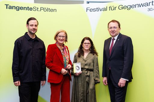  Tarun Kade (kuratorische Leitung Tangente St.
Pölten), Landeshauptfrau Johanna Mikl-Leitner, Angelika Schopper
(Operative Geschäftsführerin) und Bürgermeister Matthias Stadler.