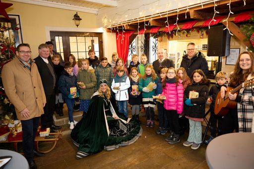 Feierliche Eröffnung des Sonderpostamts Christkindl
mit Maximilian Hiegelsberger, Landtagspräsident von Oberösterreich,
Manfred Scheuer, Diözesanbischof von Linz, Harald Kunczier,
Geschäftsfeldleitung Filialen, Österreichische Post AG, und dem
Kinderchor der Volksschule Christkindl.