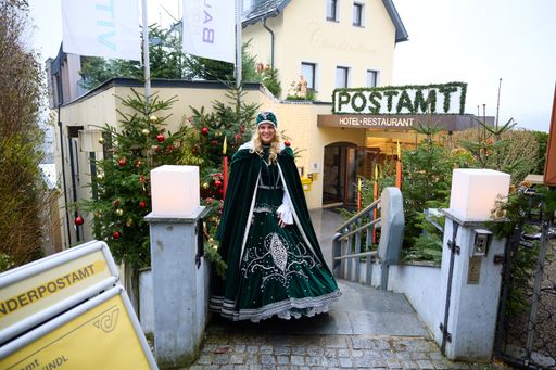Vorschau Bild von Das „Christkindl" vor dem Sonderpostamt
Christkindl.