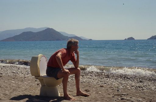  Der Buchautor und Wissenschaftler nachdenklich am Strand.