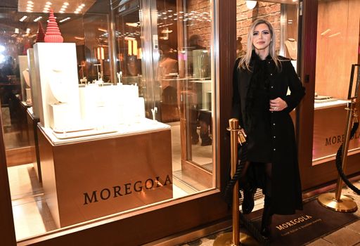 Moregula-Wagner ist in Rio de Janeiro geboren und
aufgewachsen, hat aber italienische Wurzeln. Ihre Herkunft spiegelt
sich in ihren farbenfrohen, eleganten und lebendigen Schmuckdesigns
wider, die das Beste aus italienischer und brasilianischer
Handwerkskunst vereinen.