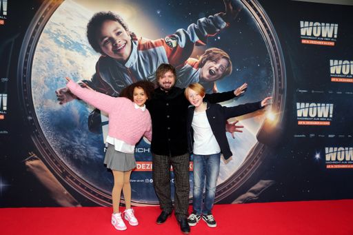 Vorschau Bild von MUNICH, GERMANY - DECEMBER 3: Ava-Elizabeth Awe, Daniel
Christensen, Felix Noelle during the "Wow! Nachricht aus dem
All" premiere at Mathaeser Filmpalast on December 3, 2023 in
Munich, Germany. (Photo by G. Schober/Getty Images/ PR for
Constantin Film) / Die Verwendung dieses Bildes für redaktionelle
Zwecke ist unter Beachtung aller mitgeteilten Nutzungsbedingungen
zulässig und dann auch honorarfrei. Veröffentlichung ausschließlich
mit Bildrechte-Hinweis.