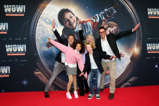Vorschau Bild von MUNICH, GERMANY - DECEMBER 3: Producer Andreas Ulmke-Smeaton,
Ava-Elizabeth Awe, Felix Noelle, Producer Ewa Karlstroem, Producer
Bernd Schiller during the "Wow! Nachricht aus dem All"
premiere at Mathaeser Filmpalast on December 3, 2023 in Munich,
Germany. (Photo by G. Schober/Getty Images/ PR for Constantin Film)
/ Die Verwendung dieses Bildes für redaktionelle Zwecke ist unter
Beachtung aller mitgeteilten Nutzungsbedingungen zulässig und dann
auch honorarfrei. Veröffentlichung ausschließlich mit
Bildrechte-Hinweis.