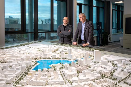 Bis Herbst 2024 entsteht mit NOA22 ein modernes,
patient*innenorientiertes Gesundheitszentrum in der Seestadt. Im
Bild: Elmar Hagmann, Geschäftsführer der Sedlak Gruppe (links) und
Gerhard Schuster, Vorstand der Wien 3420 (rechts).