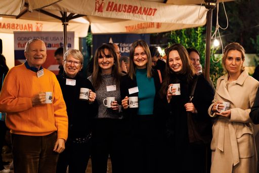 Vorschau Bild von Über 70 Programmteilnehmer/innen, Alumnae und
Alumni sowie institutionelle Partner sind zusammengekommen, um
Thanksgiving zu feiern.