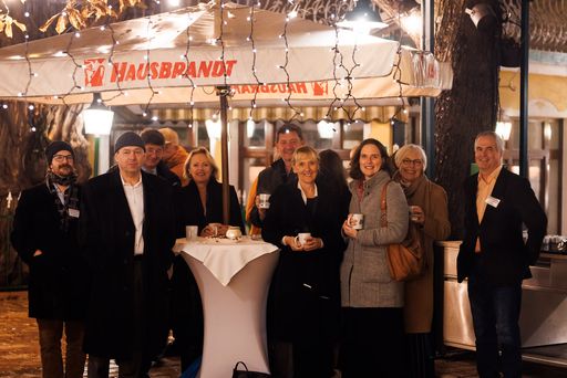 Vorschau Bild von Über 70 Programmteilnehmer/innen, Alumnae und
Alumni sowie institutionelle Partner sind zusammengekommen, um
Thanksgiving zu feiern.