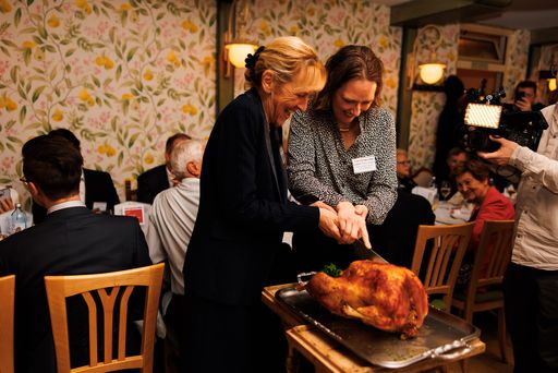 Vorschau Bild von 2023 Austrian-American Educational Commission
Board-Mitglieder Sektionschefin Mag. Barbara Weitgruber vom
Bundesministerium für Bildung, Wissenschaft und Forschung und
Botschaftsrätin Elizabeth Martin-Shukrun von der US-Botschaft in
Österreich tranchieren den Truthahn für die Gäste.