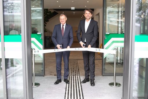 LH Stelzer (li) und Obmann Lehner (re) eröffnen die
neue Landesstelle in Linz