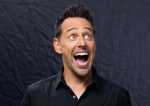 Vorschau Bild von Manchmal schaffen Menschen Großes. Bei der Geburt
von Entertainer TRICKY NIKI wurde dieses Ziel nur um ein paar
Zentimeter verfehlt. Trotzdem können heute alle darüber lachen: in
seiner neuen Show „GRÖSSENWAHN“!