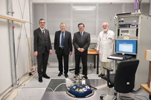 Nobelpreisträger Klaus von Klitzing erweist dem BEV
die Ehre