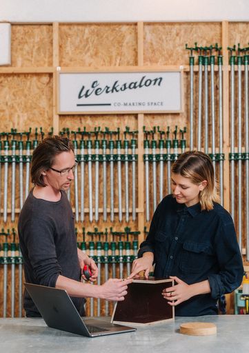 Vorschau Bild von Thomas Holota und Vanessa Hradecky kreieren im
Werksalon besondere Werbe-Inszenierungen für große Marken - von der
Ideengenerierung bis zur multi-materiellen Umsetzung (handwerklich
wie interaktiv)