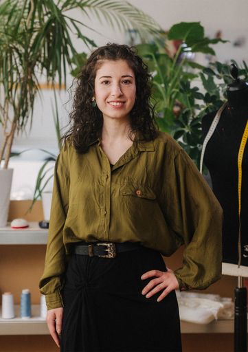 Vorschau Bild von Özlem Turan arbeitet im Werksalon Atelier an der
eigenen Maß-Kollektion - und passt edle Stangenware an individuelle
Bräute an