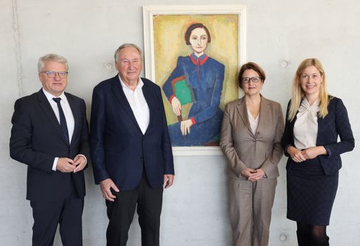  Bürgermeister Klaus Luger (li.), Dr. Erwin Hauser
mit Lentos-Direktorin Mag.a Hemma Schmutz und Kulturstadträtin Doris
Lang-Mayerhofer (re.) vor dem Werk von Karl Hofer, Portrait
Elisabeth Hofer (1943), aus der einzigartigen Kunstsammlung.