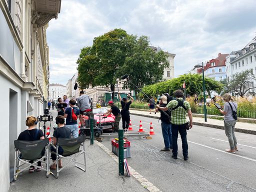  Dreharbeiten zu "Ewig dein" in Wien (Produktion der
Mona Film und Tivoli Film in Koproduktion mit dem ZDF und ORF).