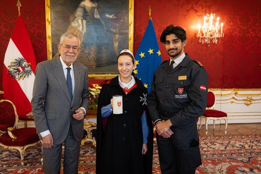 Bundespräsident Alexander Van der Bellen gab mit
seiner Erstspende wiederum den Auftakt und setzte damit ein
wichtiges Zeichen der Wertschätzung für die ehrenamtliche Arbeit
dieser großen Hilfsorganisation.