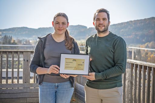  Markus Höllerbauer, Operations Manager bei ADA am Standort Anger,
übergibt stolz die Erfolgsprämie an Verena Stadlhofer – ADA Lehrling
und Gewinnerin des Bundeswettbewerbs