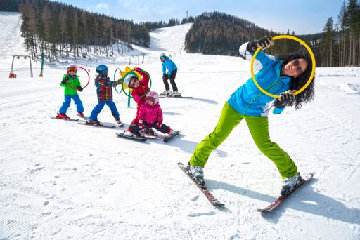 Skikurs-Schnuppern wird beim FamilienSkiTag in der
Oststeiermark angeboten.