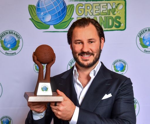 Nicolas Lindner, Geschäftsführer und Mitinhaber der Börlind GmbH,
mit dem GREEN BRAND Award. / Die Verwendung dieses Bildes für
redaktionelle Zwecke ist unter Beachtung aller mitgeteilten
Nutzungsbedingungen zulässig und dann auch honorarfrei.
Veröffentlichung ausschließlich mit Bildrechte-Hinweis.