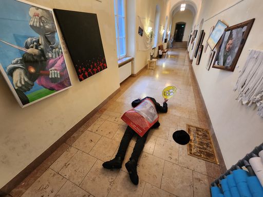 Vorschau Bild von Rathausgalerie Gang im 1. OG - Die Waffen nieder -
Antikrieg