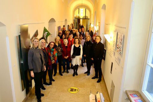 Vorschau Bild von Gruppenfoto mit 24 Antikrieg KünstlerInnen und der
Steyrer Kulturreferentin Katrin Auer