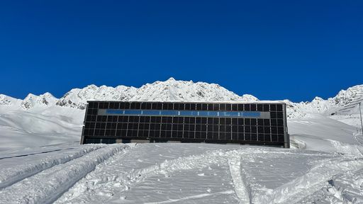  Zahlreiche neue Photovoltaik-Module auf dem Dach
und der Fassade der Pumpstation der Bergbahnen Kühtai sowie am Haus
des Tourismus liefern ganzjährig Strom, um Wintersportler nachhaltig
auf den Berg zu bringen.