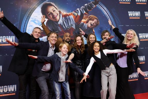 Vorschau Bild von COLOGNE, GERMANY - DECEMBER 10: (L-R) Marc Meyer, Andreas
Ulmke-Smeaton, Felix Nölle, Murali Perumal, Lavinia Wilson,
Christina Bentlage, Ava-Elizabeth Awe, Daniel Christensen and Ewa
Karlström attend the "Wow! Nachricht aus dem All" Premiere
at Cinedom on December 10, 2023 in Cologne, Germany. (Photo by
Andreas Rentz/Getty Images for Constantin Film) / Die Verwendung
dieses Bildes für redaktionelle Zwecke ist unter Beachtung aller
mitgeteilten Nutzungsbedingungen zulässig und dann auch honorarfrei.
Veröffentlichung ausschließlich mit Bildrechte-Hinweis.