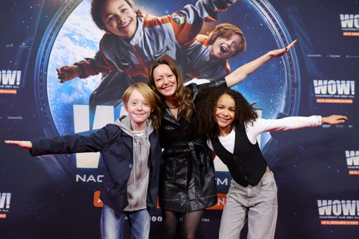 Vorschau Bild von COLOGNE, GERMANY - DECEMBER 10: (L-R) Felix Nölle, Lavinia Wilson
and Ava-Elizabeth Awe attend the "Wow! Nachricht aus dem
All" Premiere at Cinedom on December 10, 2023 in Cologne,
Germany. (Photo by Andreas Rentz/Getty Images for Constantin Film) /
Die Verwendung dieses Bildes für redaktionelle Zwecke ist unter
Beachtung aller mitgeteilten Nutzungsbedingungen zulässig und dann
auch honorarfrei. Veröffentlichung ausschließlich mit
Bildrechte-Hinweis.