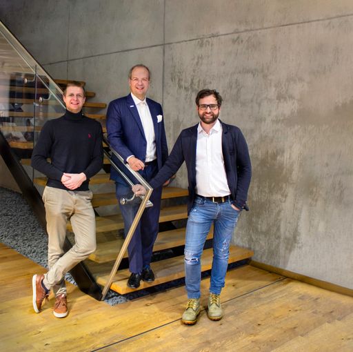 Vorschau Bild von Einhell-Vorstand Dr. Markus Thannhuber (Mitte) mit
den beiden VanHans-Geschäftsführern Lukas Steiner-Bauer (rechts) und
Endre Szekacs (links)