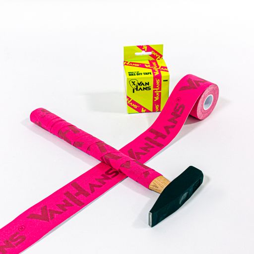 Vorschau Bild von Das erste Produkt der neuen DIY-Brand VanHans:
WrapTape! Ein praktisches, zuverlässiges Tape, das in allen
möglichen Lebenslagen eingesetzt werden kann, da es sogar
TÜV-zertifiziert ist.