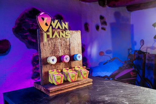 Vorschau Bild von | www.niklasstadler.at Das erste Produkt der neuen
DIY-Brand VanHans: WrapTape! Ein praktisches, zuverlässiges Tape,
das in allen möglichen Lebenslagen eingesetzt werden kann, da es
sogar TÜV-zertifiziert ist.