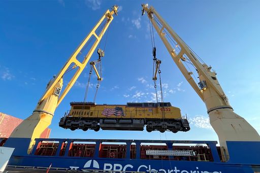  Eine der Lokomotiven wird auf das Schiff nach Peru gehoben. / Die
Verwendung dieses Bildes für redaktionelle Zwecke ist unter
Beachtung aller mitgeteilten Nutzungsbedingungen zulässig und dann
auch honorarfrei. Veröffentlichung ausschließlich mit
Bildrechte-Hinweis.