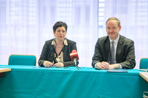 Constance Schlegl und Prof. Christian Helmenstein präsentieren
die Studie Ökonomischer Fußabdruck der Physiotherapie.