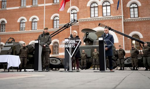 Pressekonferenz zur Modernisierung des 35mm Luftabwehrsystems
durch Rheinmetall Air Defence am 12.12.2023 mit
Verteidigungsministerin Klaudia Tanner, Generalmajor Harald Vodosek
und CEO von Rheinmetall, Oliver Dürr.