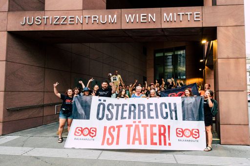 Vorschau Bild von Unterstützer:innen der SOS Balkanroute vor dem
Wiener Handelsgericht