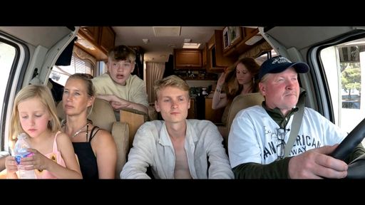 Vorschau Bild von Von Kanada nach Panama - Joey Kelly reist gemeinsam mit Ehefrau
Tanja und den gemeinsamen Kindern Luke, Leon, Lilian und Lisann in
einem Wohnmobil von Nord- nach Südamerika. Schon zu Beginn der Reise
muss die Familie Rückschläge erfahren. / Die Verwendung dieses
Bildes für redaktionelle Zwecke ist unter Beachtung aller
mitgeteilten Nutzungsbedingungen zulässig und dann auch honorarfrei.
Veröffentlichung ausschließlich mit Bildrechte-Hinweis.