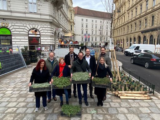  Die Klima-Arbeitsgruppe traf sich in der
Schwarzenbergstraße, wo gerade ein neues Begrünungsprojekt
realisiert wird.