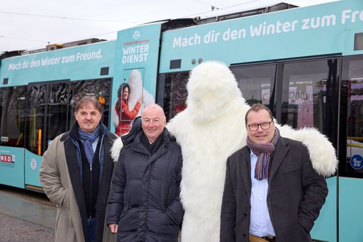 Stefan Brkovic von der Fachgruppe Entsorgungs- und
Ressourcenmanagement, Helmut Ogulin, Obmann der Fachgruppe
Entsorgungs- und Ressourcenmanagement der Wirtschaftskammer Wien,
der Yeti, das Winterdienst-Maskottchen und Peter Schrattenholzer von
der Fachgruppe Entsorgungs- und Ressourcenmanagement. (v.l.n.r.)