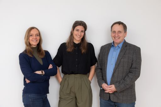 Vorschau Bild von Evelyn Holley-Spiess, Katrin Grabner und Martin Rümmele bilden
das Redaktionsbüro bei Gesund kommunizieren Media