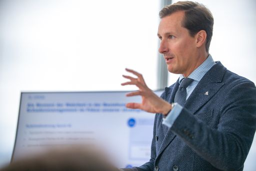 Vorschau Bild von Wolf Gerlach, Vorstand Operations bei UNIQA
Insurance Group AG, erläutert beim Pressegespräch, in welchen
Bereichen bereits Künstliche Intelligenz eingesetzt wird und welche
Potenziale sich bieten.