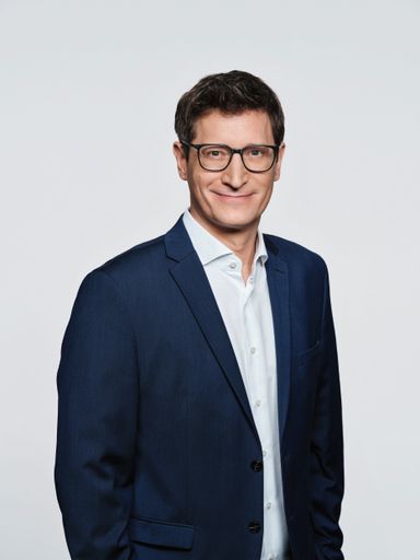 Klemens Ganner ist neuer Chief Operating Officer
(COO) der APA-Gruppe. Er verantwortet seit 2020 das auf
Kommunikationsdienstleistungen spezialisierte Geschäftsfeld APA-Comm
mit den Tochtergesellschaften APA-DeFacto sowie APA-OTS und ist
zudem Prokurist der APA-Gruppe.