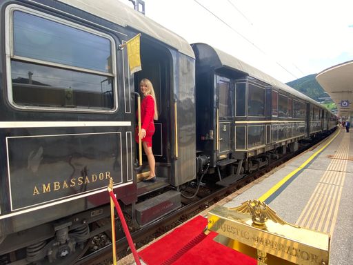 Roter Teppich für die Gäste des Majestic Train de
Luxe