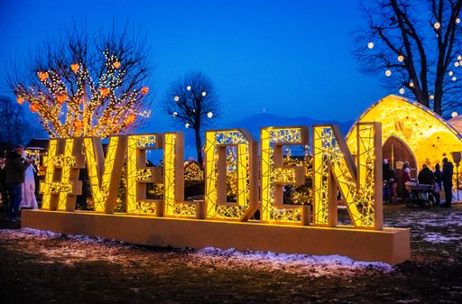 Der Schriftzug #VELDEN ist eine der Neuerungen und avanciert zum
beliebten Fotomotiv. Dahinter befinden sich der Lichterpark und
Fabians Engelwelt.