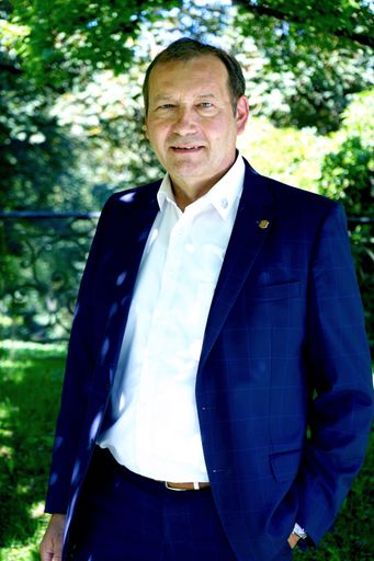 Hans Peter Werderitsch, Obmann von Bauern für
Bauern: „So viele Anträge mit so vielen bewegenden Schicksalen
erreichen uns. Wenn auch Geldleistungen die menschlichen Tragödien
kaum lindern können, können wir zumindest bei den finanziellen
Problemen ein wenig helfen."