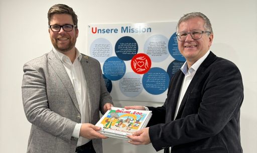 Stefan Ebenberger, Generalsekretär der ISPA,
übergibt Kinderbücher in neun Sprachen an Andreas Achrainer,
BBU-Geschäftsführer, für die Betreuungseinrichtungen für Familien.