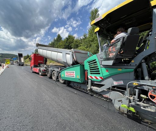 Vorschau Bild von Bei der Fahrbahnsanierung der A1 beim Knoten
Steinhäusl Richtung Salzburg kam Asphalt zum Einsatz, der zu 40% aus
recyceltem Material besteht.